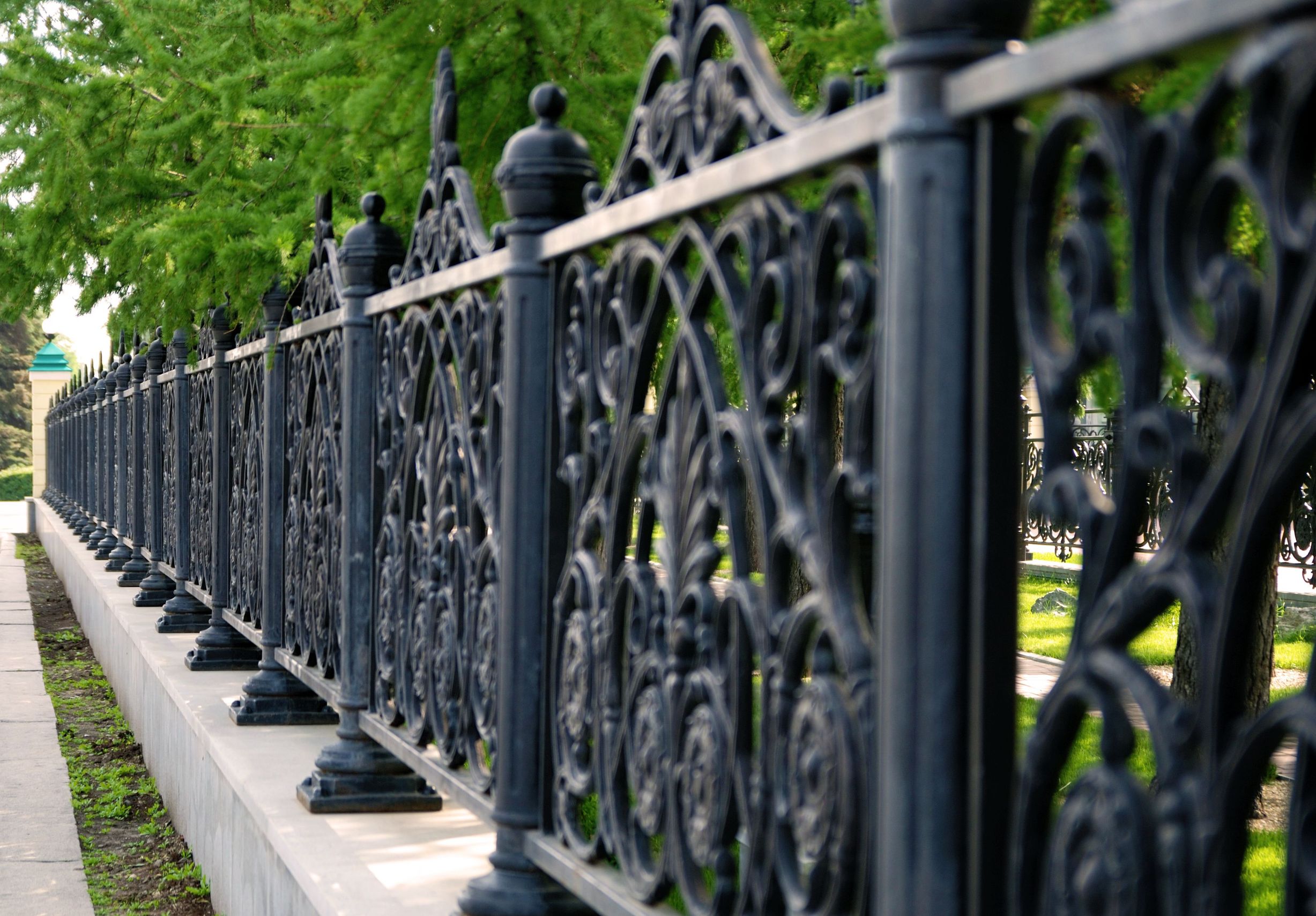 Benefits of Iron Fencing in Pasadena, CA